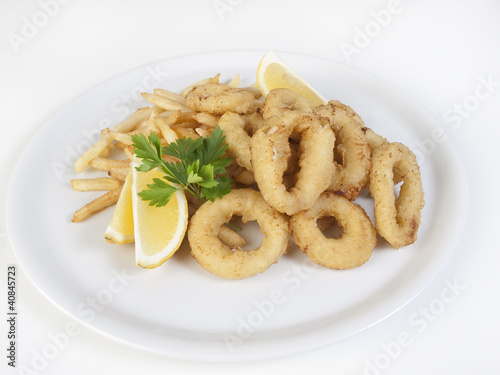 Calamares rebozados sobre plato blanco redondo vista desde arriba