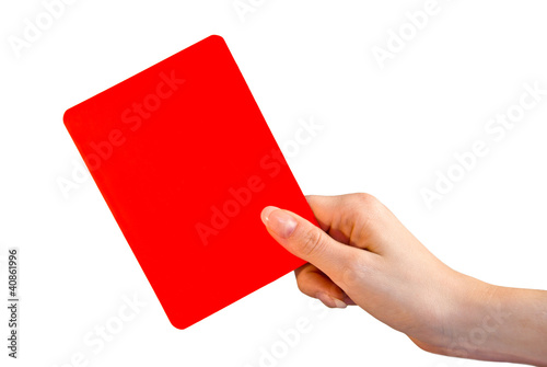 Weibliche Hand zeigt die Rote Karte vor weißem Hintergrund