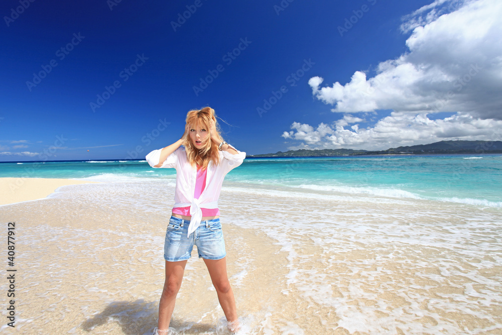 水納島の真っ白いビーチで遊ぶ笑顔の女性