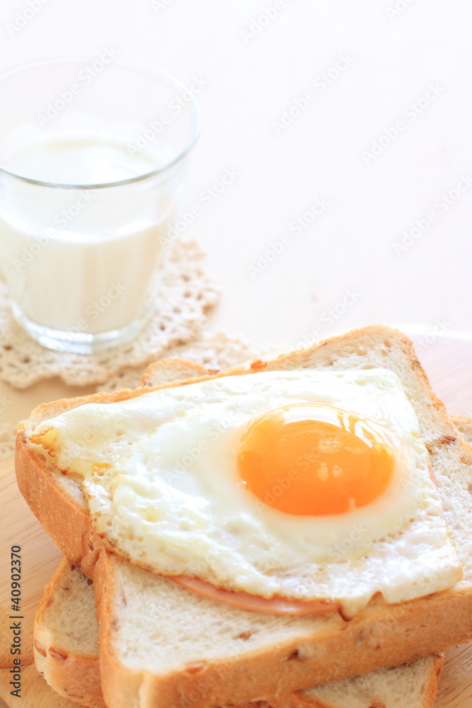 Fototapeta premium Sunny side up on bread with milk