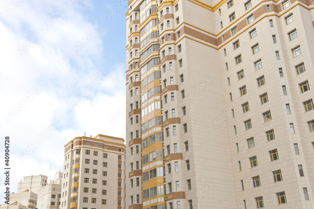 Фасад нового жилого дома в Москве