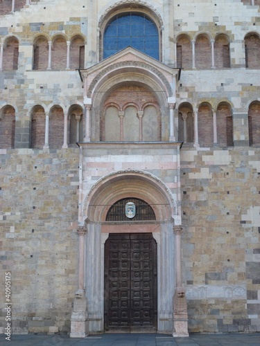 The entrance of the cathedral of Parma in Italy © Frouwina Harmanna va