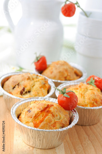 Muffins with dried tomatoes, cheese and ham