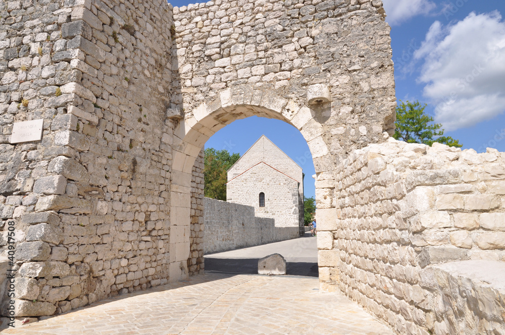 Stadttor und Kirche in Nin, Kroatien