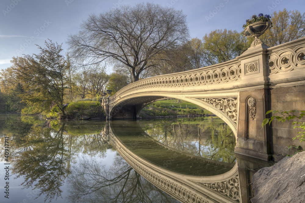 Naklejka premium Bow bridge in spring Central Park