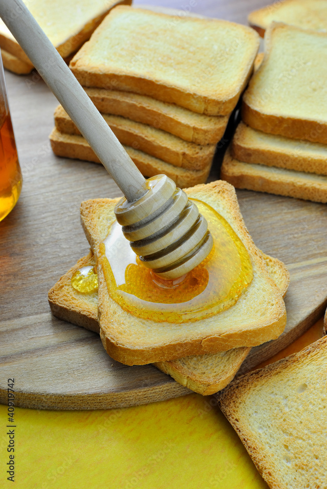 Foto Stock Fette biscottate con miele | Adobe Stock