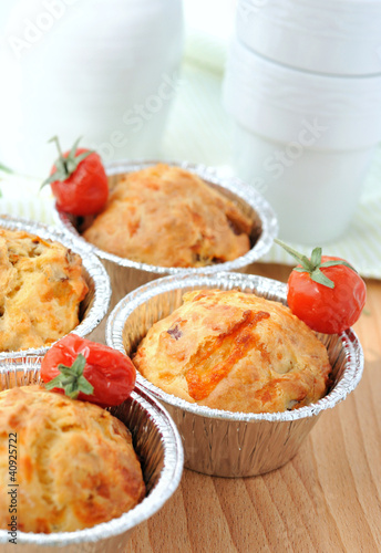 Muffins with dried tomatoes, cheese and ham