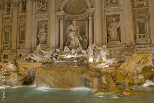 Fontana di Trevi di notte photo