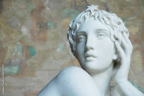 Statua  femminile del Camposanto a Pisa, Italia photo