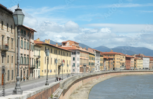 Fiume Arno da un ponte con lampione in primo piano a Pisa