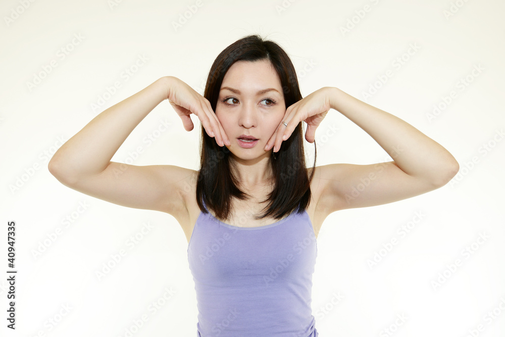 不満な表情をした女性 不満な表情をした女性