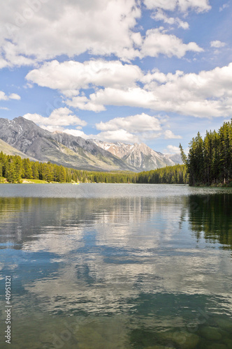 Fototapeta Naklejka Na Ścianę i Meble -  Johnson lake, Rocky Mountains (Canada)