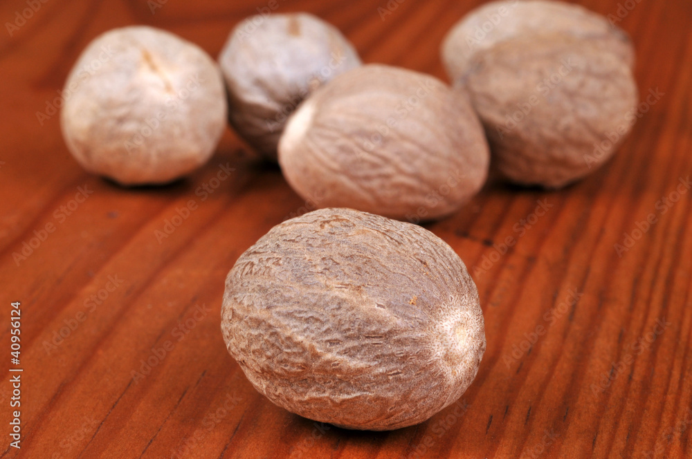 Obraz premium Noix de muscade sur table