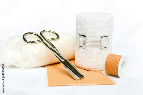 Foto First aid bandage and scissor