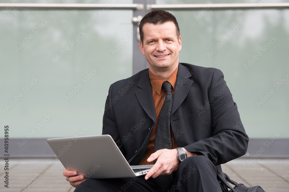 geschäftsmann arbeitet draussen am laptop geschäftsmann arbeitet draussen am laptop