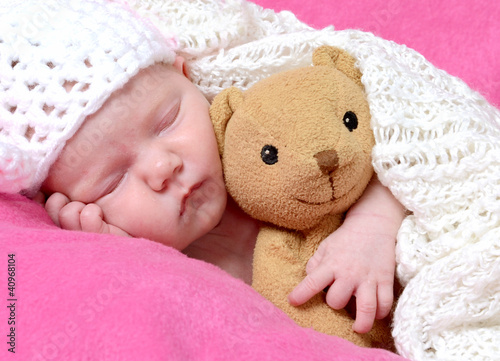 Neugeborenes mit Teddybär © S.Kobold