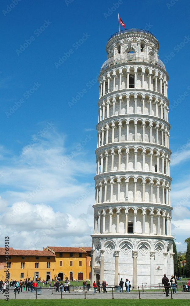 La torre di Pisa in una mattina soleggiata, Italia