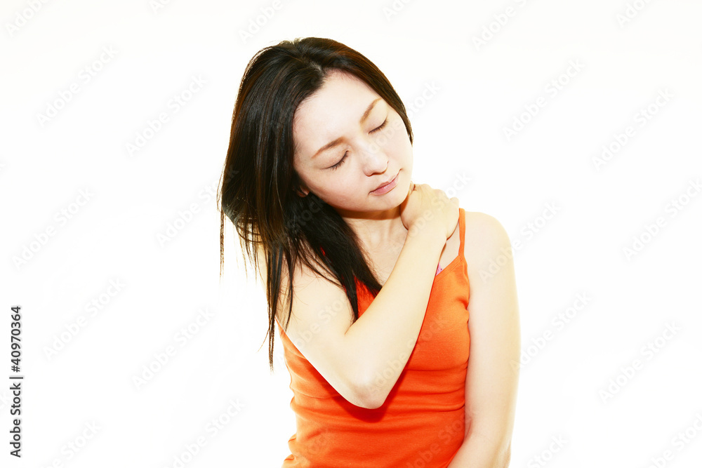 肩の痛みを訴える女性 肩の痛みを訴える女性