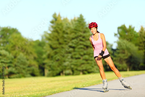 Foto Skating woman on rollerblades