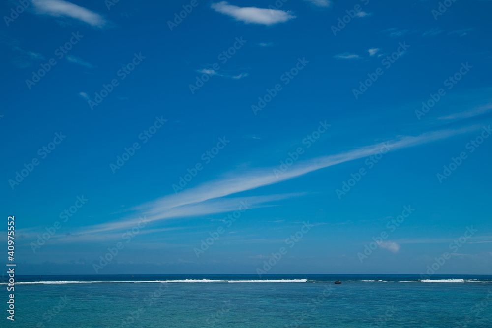 ciel bleu et barrière de corail