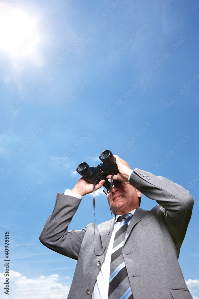 Mann mit Fernglas hält Ausschau Mann mit Fernglas hält Ausschau