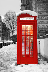 Papier peint photo Rouge, noir, blanc Cabine téléphonique dans Londres  © Sampajano