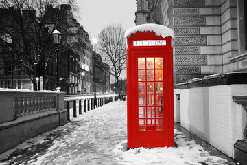Papier peint photo Rouge, noir, blanc Cabine téléphonique londonienne emblématique  © Sampajano