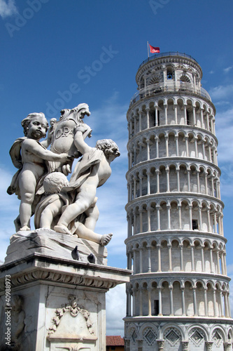 Torre di Pisa e fontana dei putti
