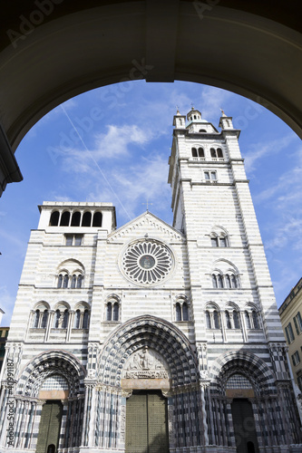 Cattedrale di San Lorenzo visto attraverso un arco