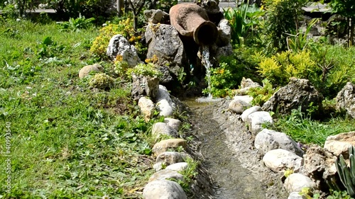 Anfora coricata da cui sgorga acqua - sorgente photo