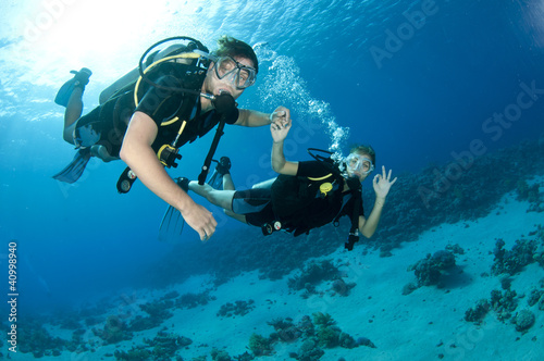 Canvastavla man and woman scuba dive togeather