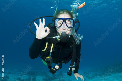 Canvas Print scuba diver makes OK sign