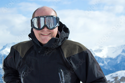 Homme heureux et souriant au ski © ChantalS