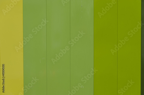 recinzione in doghe metalliche di colore verde photo