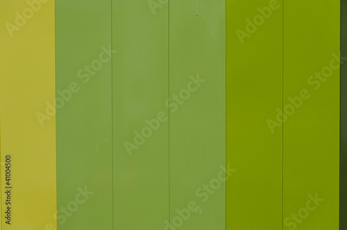 recinzione in doghe metalliche di colore verde