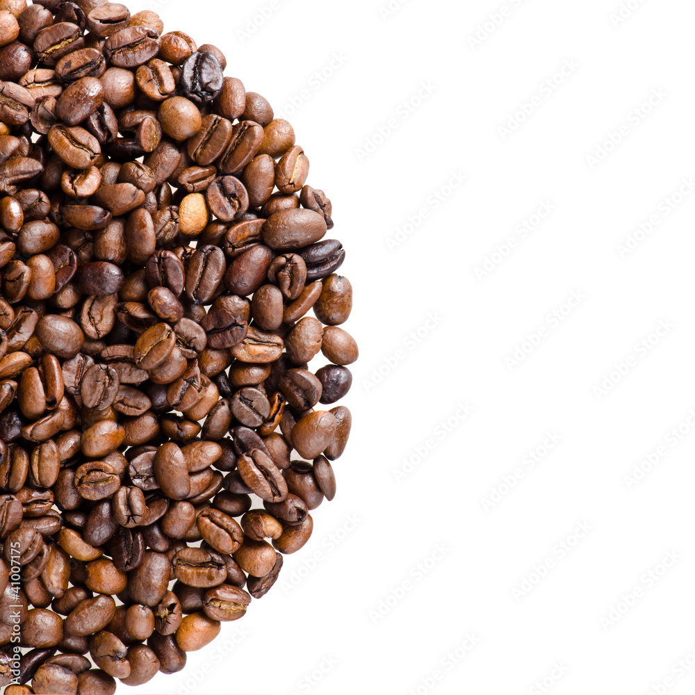 Obraz premium Coffee beans on isolated white background