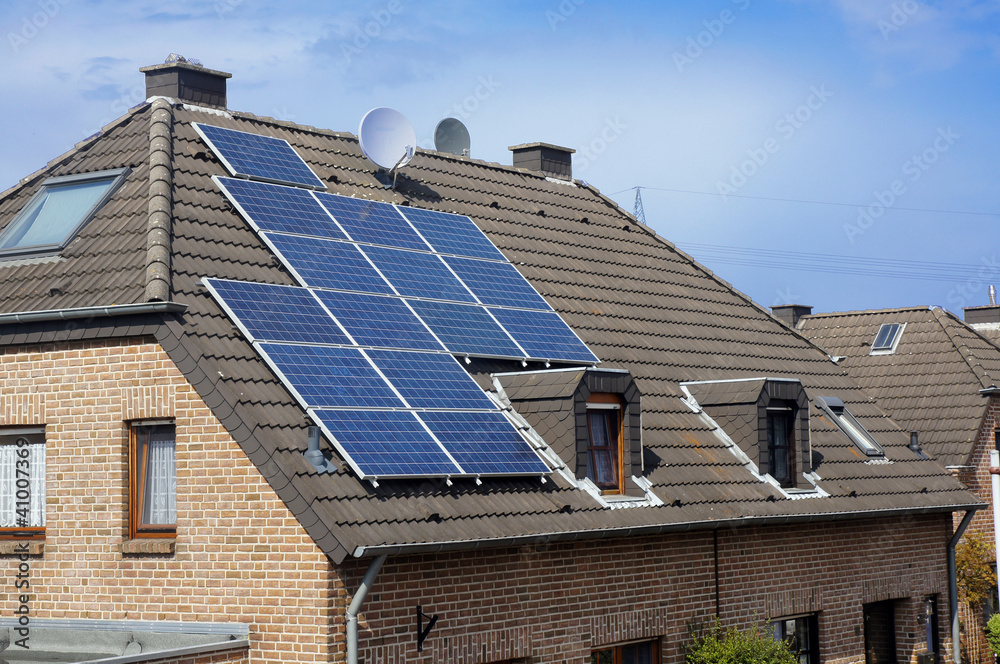 Fototapeta premium maison typique allemande et panneaux solaires 1