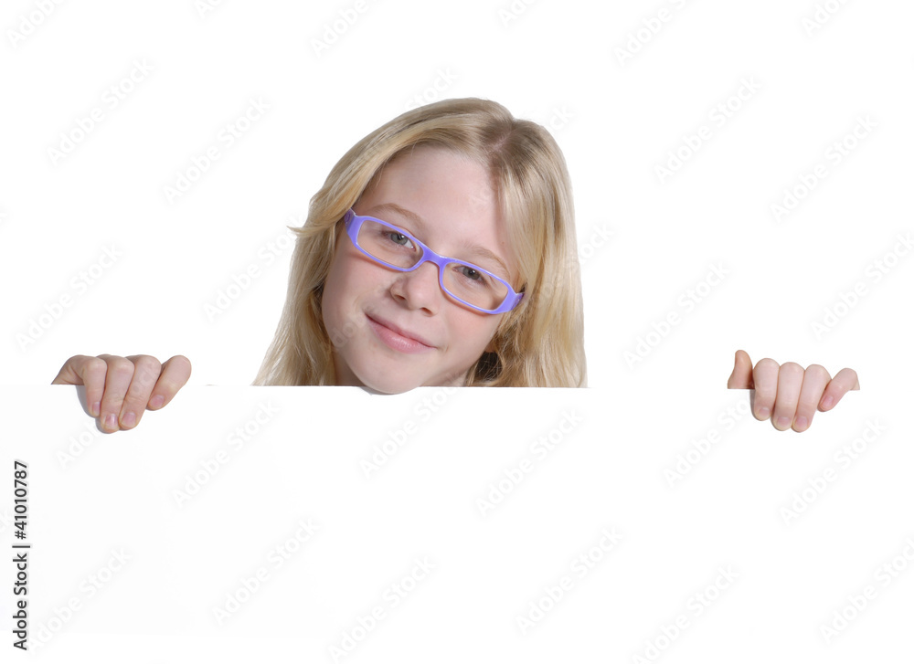 Niña sosteniendo un panel blanco. Niña sosteniendo un panel blanco.
