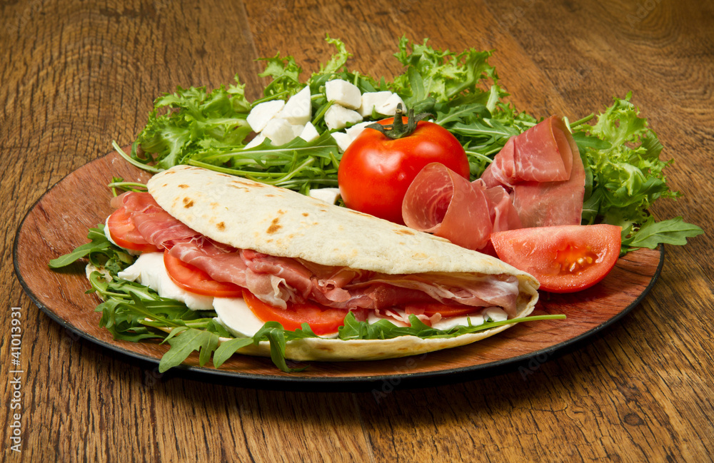 piadina crudo mozzarella pomodoro ed insalata piadina crudo mozzarella pomodoro ed insalata