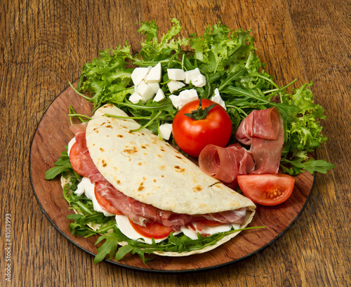 piadina con ingredienti photo