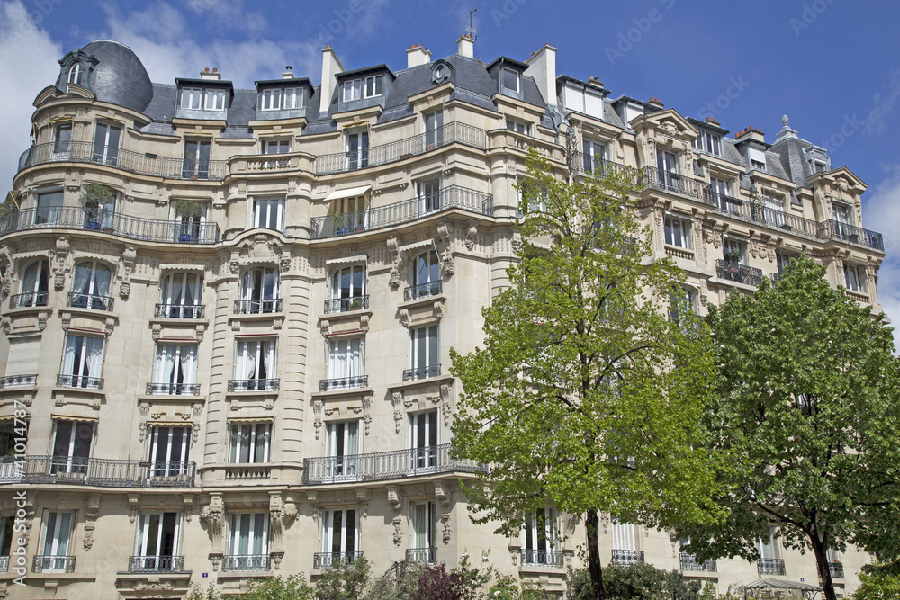 Fassade eines traditionellesn Mehrfamilielnhauses in Paris, Fran