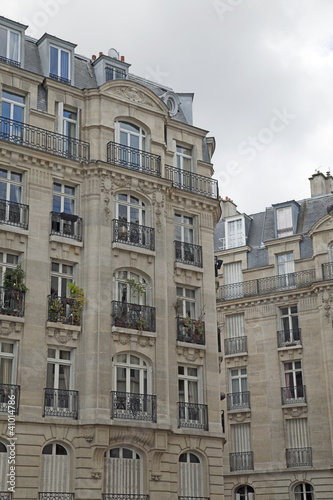 Fassade eines traditionellen Mehrfamilienhauses in Paris, Fran