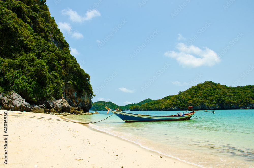 Fototapeta premium Long tail boat on the beach