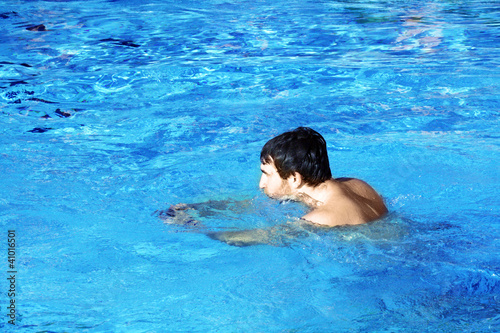 Junger Schwimmer im blauen Wasser