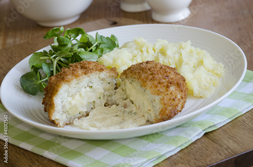 Fish cakes with mashed potatoes