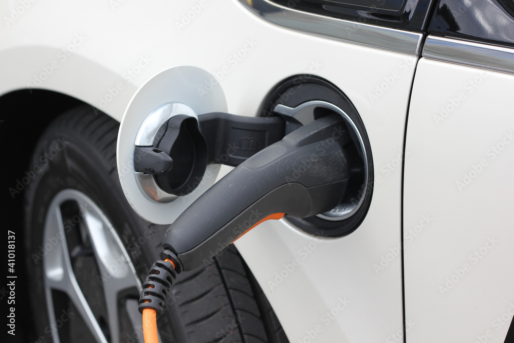 Fototapeta premium Elektroauto an der Stromtankstelle