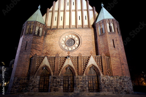 Fasada gotyckiego kościoła nocą w Poznaniu