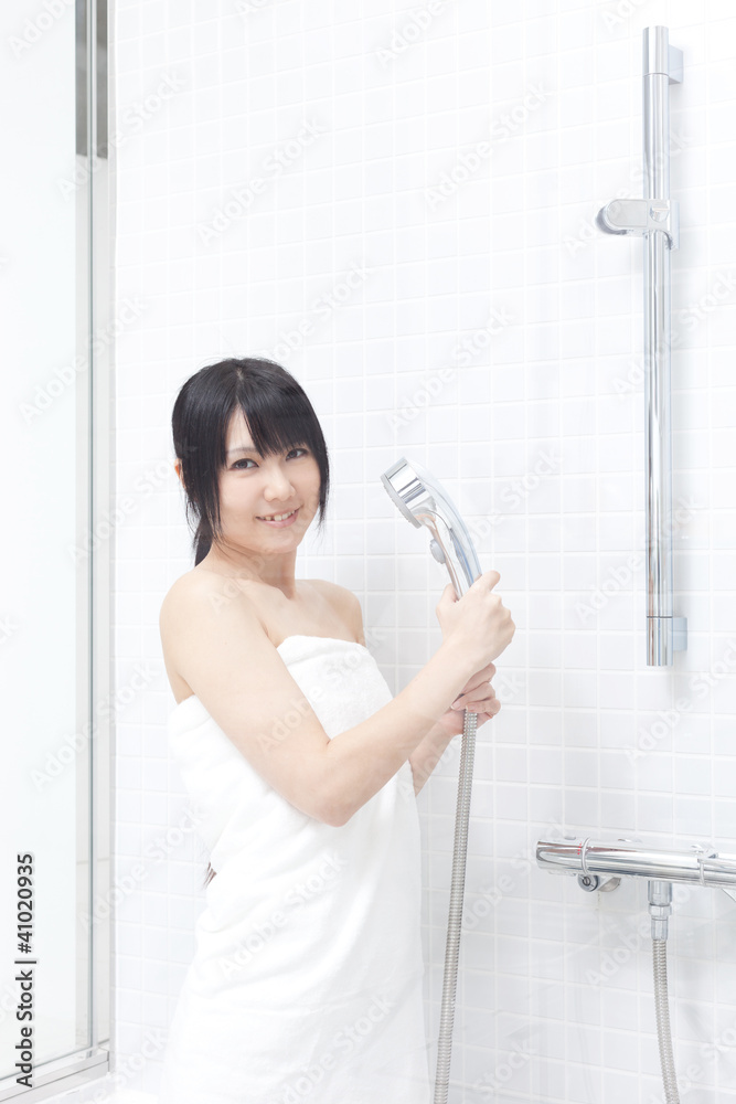 シャワーを浴びる女性 シャワーを浴びる女性