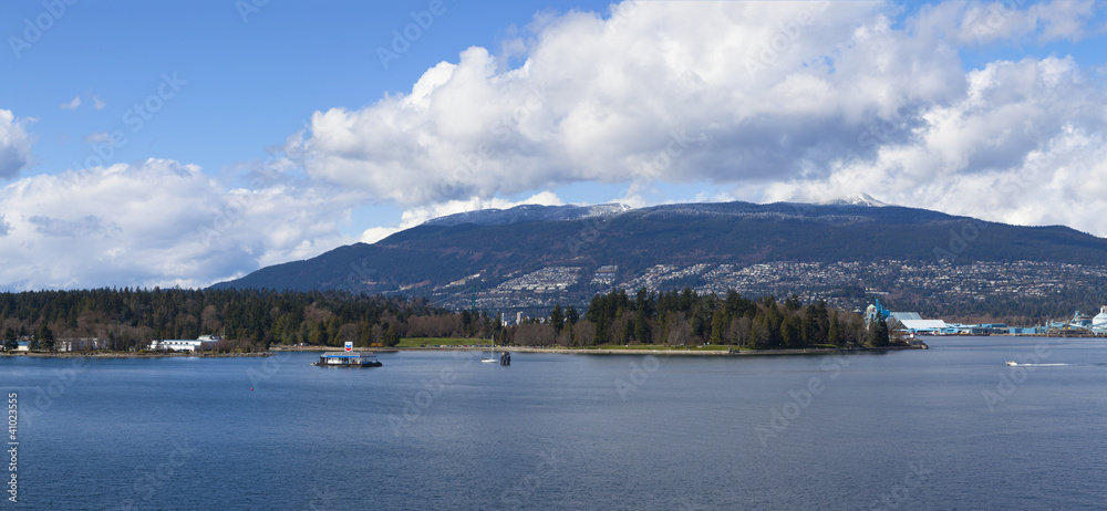 Obraz premium Stanley Park with North shore mountains behind