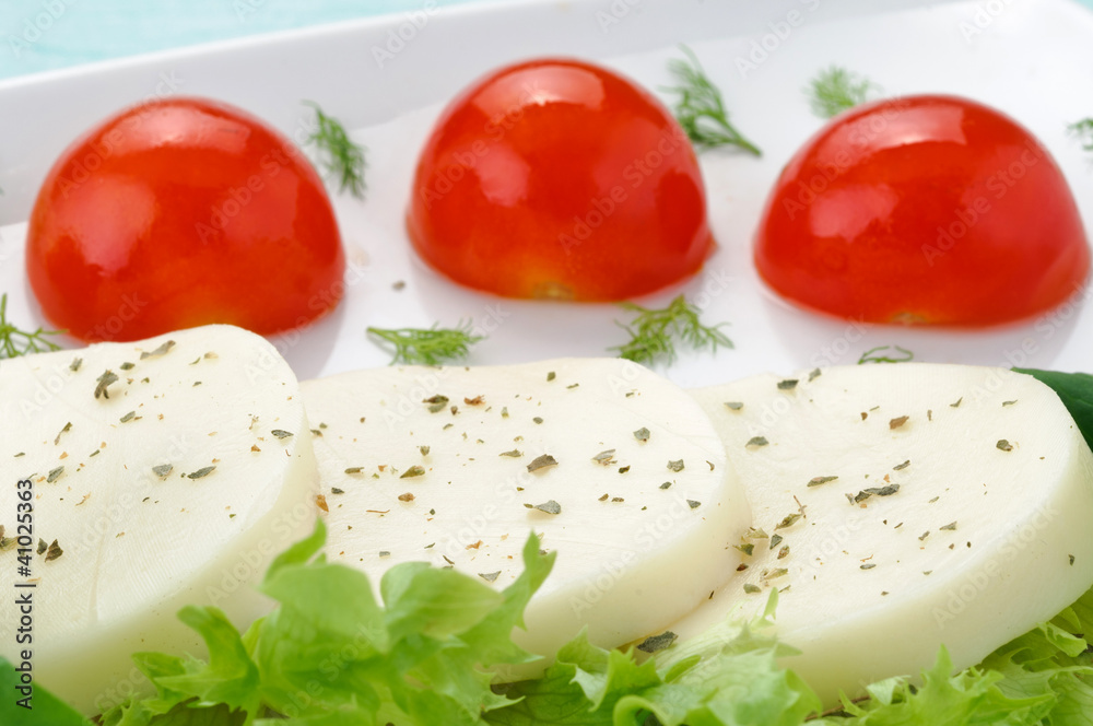 Antipasto con formaggio, pomodorini e insalata Antipasto con formaggio, pomodorini e insalata
